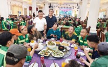 Chủ nhà hàng tiệc cưới mời cơm hàng trăm công nhân dọn vệ sinh môi trường sau bão số 5