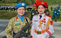 Hai chị em ruột rạng rỡ trong đội hình diễu binh, diễu hành A80
