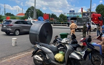 Ớn lạnh nhìn thép cuộn cả chục tấn trên xe đầu kéo rơi xuống đường