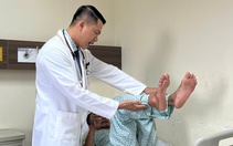 Chồng đột quỵ, vợ xem mạng xã hội chích máu đầu ngón tay dẫn đến nguy kịch