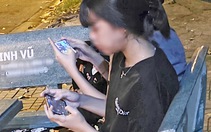 Trẻ em 'nghiện' điện thoại - Kỳ 2: Cản con xem điện thoại nhưng cha mẹ là 'ma mạng'