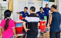Cả thanh xuân giữ lửa cho những nồi cháo nghĩa tình