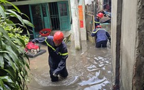 Dùng máy bơm hút nước 'cứu' 50 hộ dân ở phường Tam Bình bị ngập nặng sau mưa lớn