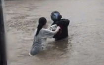 Shipper ở Hàn Quốc lội nước ngập giao đồ ăn vì sợ bị phạt