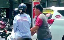 Đưa tài xế xe công nghệ rút chìa khóa xe máy của cô gái ở hồ Con Rùa về trụ sở làm việc