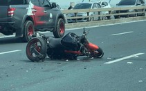 Mô tô phân khối lớn va chạm liên hoàn với 2 ô tô, người đàn ông nước ngoài tử vong