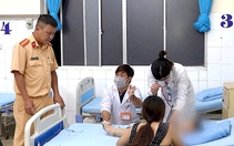 Cảnh sát giao thông tại Đà Lạt đưa cháu bé bị co giật đi cấp cứu