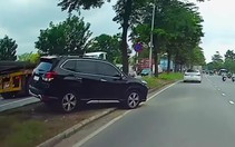 Ô tô tiếp tục leo dải phân cách cứng trên đường Nguyễn Văn Linh để 'chuyển làn'