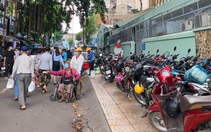 Hàng rong chiếm vỉa hè trước nhiều bệnh viện ở phường Chợ Lớn rất khó dẹp?