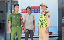 Người đàn ông đạp xe lạc vào cao tốc được CSGT giúp đỡ