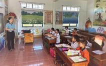 Học sinh tới lớp sau khi phụ huynh phản đối sáp nhập trường