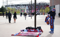 Khăn 'nửa này nửa kia' bị cấm trong trận West Ham gặp Tottenham