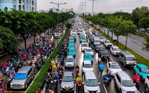 Cầu Bình Lợi ‘nghẹt thở’ trong biển xe chiều cuối tuần