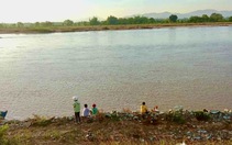 Chìm ghe khi sang sông, chồng bơi được vào bờ, vợ bị nước cuốn mất tích