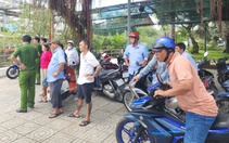 Thi công bờ kè phát hiện xác chết vướng lục bình trôi trên sông Bảo Định
