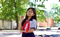 Cháu gái gom phế liệu bán để mời bà ngoại từng tải đạn, đào hào đi xem phim Mưa đỏ