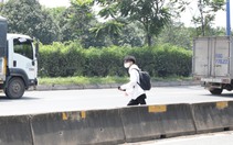 Sinh viên bất chấp băng qua đường Võ Nguyên Giáp để đến trường gần hơn