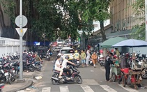 Lấn chiếm vỉa hè ngay trước camera giám sát vì biết thời gian lực lượng chức năng làm việc?