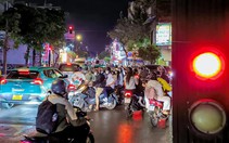 Vượt đèn đỏ 'đứng hình' 30 phút trên đường Nơ Trang Long có bị phạt?