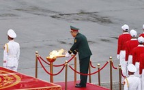 Xúc động hình ảnh vị tướng thắp sáng đài lửa truyền thống tại lễ diễu binh
