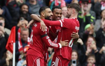 Liverpool cho Arsenal 'hít khói' trong cuộc đua vô địch