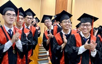 Có giới hạn độ tuổi tốt nghiệp đại học và nhận bằng là bao nhiêu không?