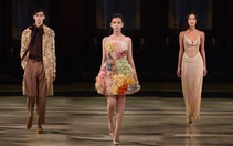Nhà thiết kế Trần Hùng trình làng bộ sưu tập thứ 14 tại London Fashion Week