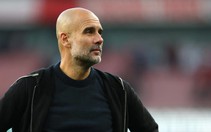 Pep Guardiola gây sửng sốt với màn 'cưỡng hôn' trọng tài