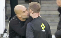 Man City vuột chiến thắng trước Arsenal sau khi HLV Guardiola hôn trọng tài