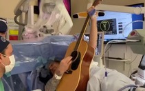 Vừa được mổ não vừa chơi guitar, sao hay thế?