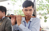Dùng âm nhạc ‘chiếu sáng’ bóng đêm, nam sinh mù ở Đà Nẵng vào đại học
