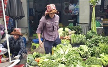 Chợ ế ẩm vì mưa gió, giá rau xanh tăng vọt