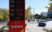 Crimea bán xăng dầu theo định mức do thiếu hụt
