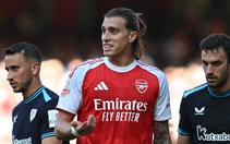 Hậu vệ Arsenal lấy khăn mặt của đối thủ để lau bóng