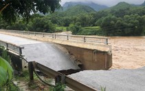 Mưa lũ do bão phá hủy đường lên cầu trên quốc lộ 16 ở Thanh Hóa