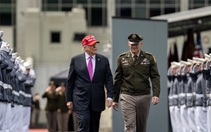 Ông Trump dự họp đột xuất với hàng trăm tướng lĩnh Mỹ