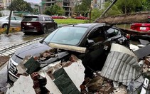 Bão Bualoi: Tường sập, cây đổ, lở đường và mưa ngập