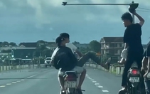 6 thanh niên đi xe lạng lách, dùng chân và mũ bảo hiểm 'chọi' nhau trên quốc lộ 1