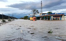 Nước lũ thượng nguồn đổ về gây ngập quốc lộ 1, có điểm ngập sâu đến 1,3m