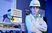 Cậu bé 12 tuổi đạt kỷ lục về thực hiện phản ứng hạt nhân, FBI phải đến kiểm tra?