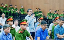 Hình ảnh cựu phó chủ nhiệm Văn phòng Quốc hội Phạm Thái Hà cùng hơn 20 người bị đưa ra xét xử