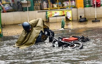 Dải hội tụ nhiệt đới dịch lên phía Bắc, sao TP.HCM vẫn mưa dầm ngập đường?