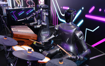 Ban nhạc robot Trung Quốc chạy sô Tết 'bở hơi tai'