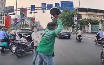 Xác minh clip hai người đi xe máy cầm mũ bảo hiểm đánh nhau trên đường Cộng Hòa