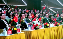 Đăng Dương, Vũ Thắng Lợi, Anh Tú 'Voi Bản Đôn' hát giữa cờ hoa ở Nhà hát Hồ Gươm, mừng Đại hội Đảng