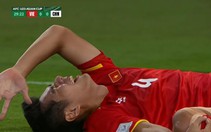 Trung vệ Hiểu Minh phải lên xe cấp cứu đến thẳng bệnh viện