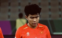 Các cầu thủ đàn anh và người hâm mộ động viên trung vệ Phạm Lý Đức