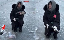 Cô gái đang sung sướng vì câu được cá thì rơi mất điện thoại