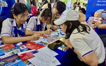 Học sinh mê các gian tư vấn tuyển sinh 'vừa được giải đáp, vừa nhận quà'