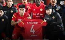 Trung vệ Hiểu Minh được đồng đội tri ân ở Cúp Quốc gia